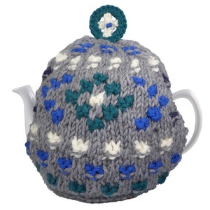 Schleppnetz entlang. Handgestrickter und gefütterter Teewärmer mit Häkeldetail. Hergestellt aus Wolle, Mohair und Lammwolle