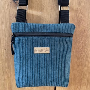Kleine blaue Crossbody-Tasche aus petrolblauem Cordstoff für den Stadtbummel, Restaurant- oder Konzertbesuch