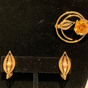 Delicate Vintage Signed Sarah Coventry gold-tone and faux pearl Brooch and Earring set