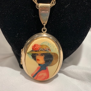 Vintage Lovely Lady Cameo Locket Necklace