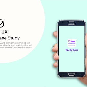 Può includere: Uno smartphone che mostra l'app StudySync, un organizzatore di compiti per studenti. L'icona dell'app presenta un elenco di controllo con uno sfondo viola e un'icona dell'orologio. Il testo "StudySync" è visualizzato in bianco sotto l'icona.