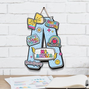 Regalo personalizado de bienvenida de regreso a la escuela para maestros, colgador de puerta para maestros 3D personalizado, letrero de madera con nombre de letra de arco rosa para maestros, regreso a la escuela