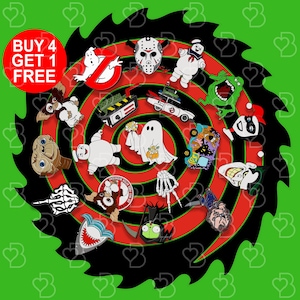 Könnte beinhalten: Ein kreisförmiges Design mit schwarzem und rotem Hintergrund zeigt verschiedene Popkultur-Ikonen, darunter Ghostbusters, Freddy Krueger und die Kreatur aus der Schwarzen Lagune. Der Text "BUY 4 GET 1 FREE" ist in einem roten Kasten oben links angezeigt.