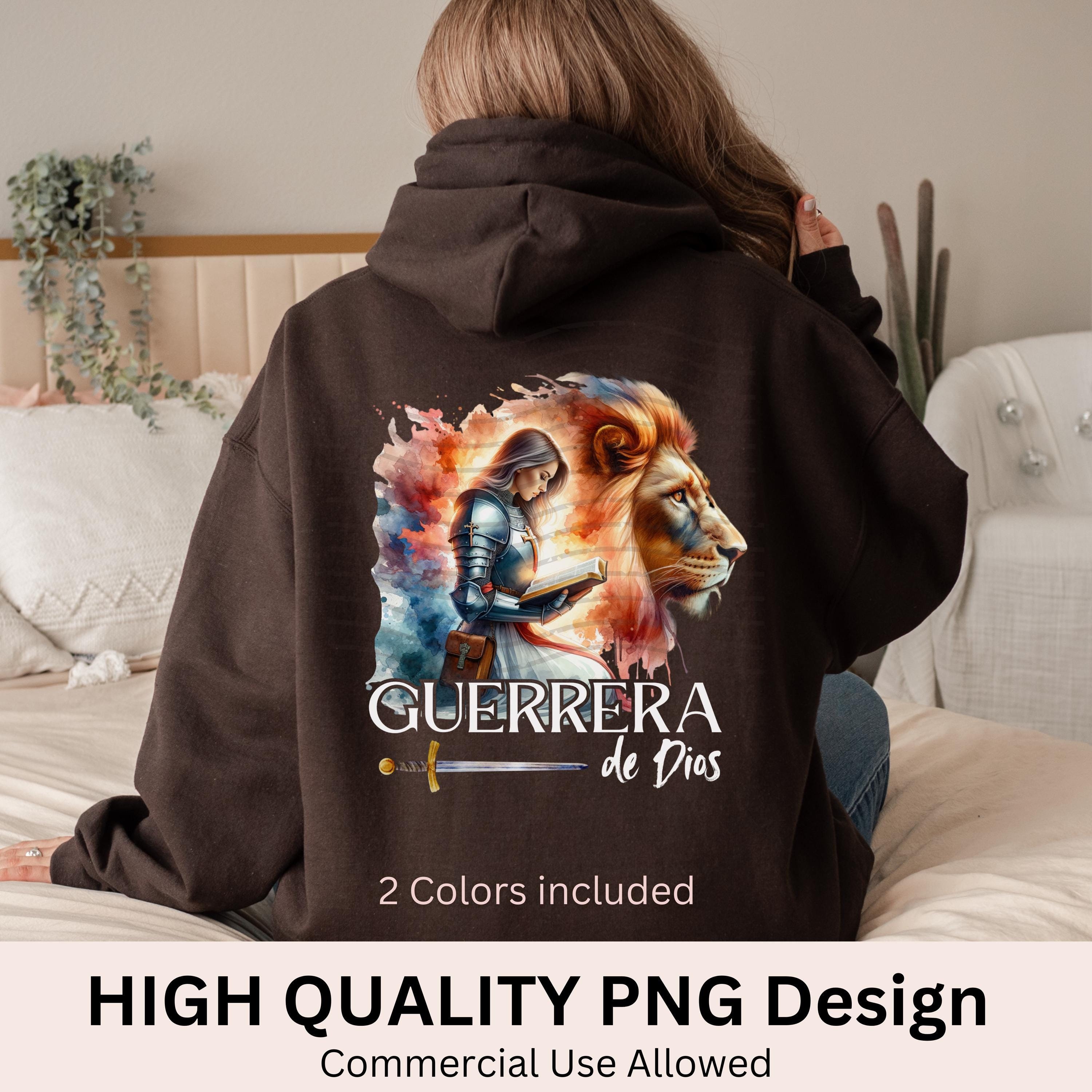 Guerrera de Dios PNG Mensaje Cristiano para Mujer Virtuosa Camisa Frase Religiosa Motivadora Spanish Christian Design Hija del Rey texto