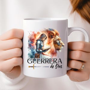 Guerrera de Dios PNG Mensaje Cristiano para Mujer Virtuosa Camisa Frase Religieuze drijfveer Spaans christelijk ontwerp Hija del Rey texto