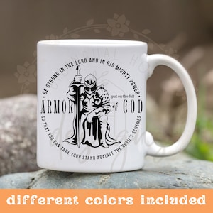 Puede incluir: Taza de cer&aacute;mica blanca con un dise&ntilde;o negro de un caballero con armadura sosteniendo una espada. El texto dice "Sean fuertes en el Se&ntilde;or y en su poder&iacute;o. P&oacute;nganse la armadura completa de Dios para que puedan resistir los planes del diablo."