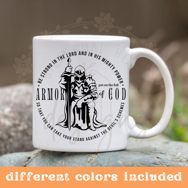 Puede incluir: Taza de cer&aacute;mica blanca con un dise&ntilde;o negro de un caballero con armadura sosteniendo una espada. El texto dice "Sean fuertes en el Se&ntilde;or y en su poder&iacute;o. P&oacute;nganse la armadura completa de Dios para que puedan resistir los planes del diablo."