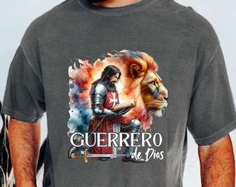 Guerrero de Dios PNG Cristiano para Hombre Camisa Spanish Christian Design Soldier of God Be Strong and Courageous Youth Ministry Gift Idea
