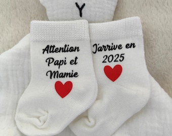 Chaussettes bébé annonce grossesse/surprise famille/attention j'arrive - annonce grossesse papi et mamie - bébé 2025 - Bébé 2026