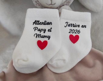 Babysokjes kondigen zwangerschap aan - familieverrassing - pas op, ik kom eraan - zwangerschapsaankondiging van grootouders - baby verwacht in 2026