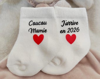 Zwangerschapsaankondiging oma - Babysokjes zwangerschapsaankondiging Hallo oma, ik kom aan in 2026 - Verrassingsaankondiging oma zwangerschap