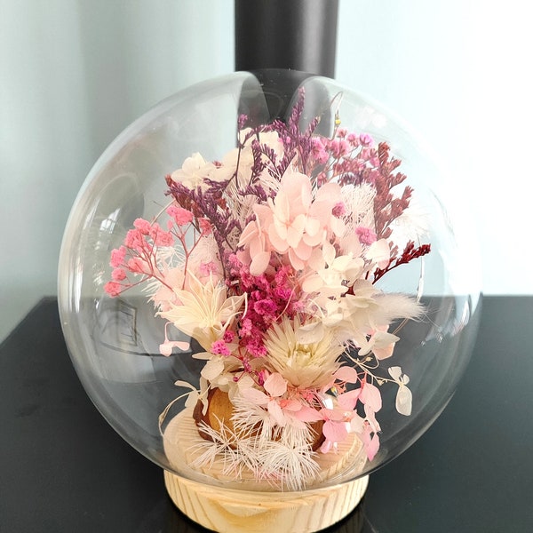 Boule en verre avec bouquet de fleurs séchées et guirlande LED