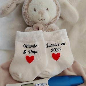 Chaussettes bébé annonce grossesse mamie et papi  - Mamie et Papi j'arrive en 2025 - cadeau mamie et papi
