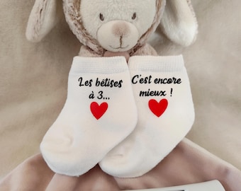 Zwangerschapsaankondiging met babysokjes - Dingen doen met drie mensen is nog leuker - Zwangerschapsaankondiging voor het gezin - Gepersonaliseerde zwangerschapsaankondiging