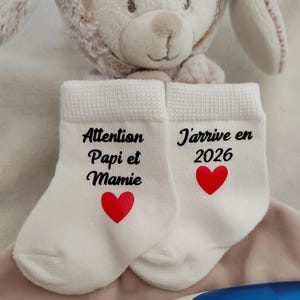 Chaussettes bébé annonce grossesse - surprise famille - attention j'arrive - annonce grossesse papi et mamie - bébé arrive en 2026