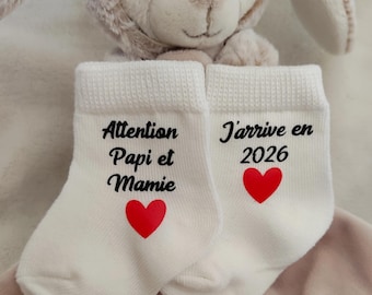 Zwangerschapsaankondiging babysokjes - familieverrassing - pas op ik kom eraan - zwangerschapsaankondiging opa en oma - baby komt in 2026