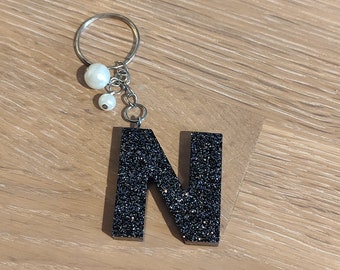 Porte clés lettre initiale N en résine noir à paillettes