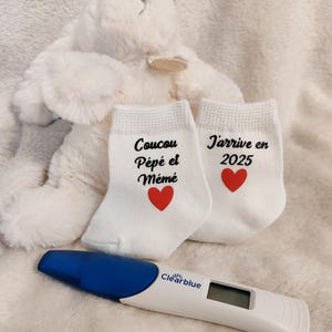 Chaussettes bébé annonce grossesse - Coucou pépé et mémé - j'arrive en 2025 - surprise pépé et mémé