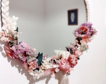 Miroir orné de fleurs séchées et macramé