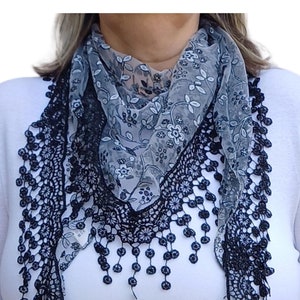 Gråsvart triangelhalsduk med spetskant och presentinslagningsmöjlighet - Mors dag/födelsedag/tackpresent under 15