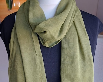 Foulard léger vert olive pour tenue d'invité de mariage d'été