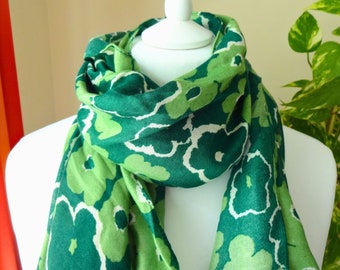 Green Daisy Flower Head Drawing Print Lightweight Scarf With Gift Wrapping Option - Ideal Letterbox/Mother's day/Birthday Gift