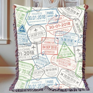 Regalo per chi ama viaggiare, coperta per aereo, coperta da viaggio in morbida stoffa, regalo con timbro sul passaporto, regalo di viaggio per una relazione a distanza