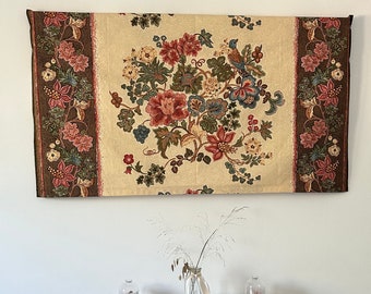 Tv cover "Tobey rug "135x75 cm,tableau tissu anglais, housse decorative,greeff,tissu warner,tissu anglais,tableau fantastique,oiseau fleurs