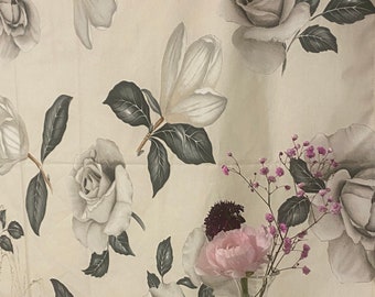 TV cover "Roses de Vénus" 140x115 cm,tableau tissu roses,cache écran,tissu grégoire,vénus de grégoire,anti poussière tissu,déco roses grises
