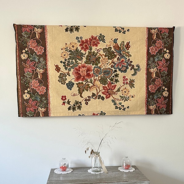 Tv cover "Tobey rug "135x75 cm,tableau tissu anglais, housse decorative,greeff,tissu warner,tissu anglais,tableau fantastique,oiseau fleurs