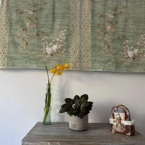 TV-överdrag "Kyushu" 140x77 cm, blommigt TV-överdrag med bambu, hur man döljer en TV i rummet