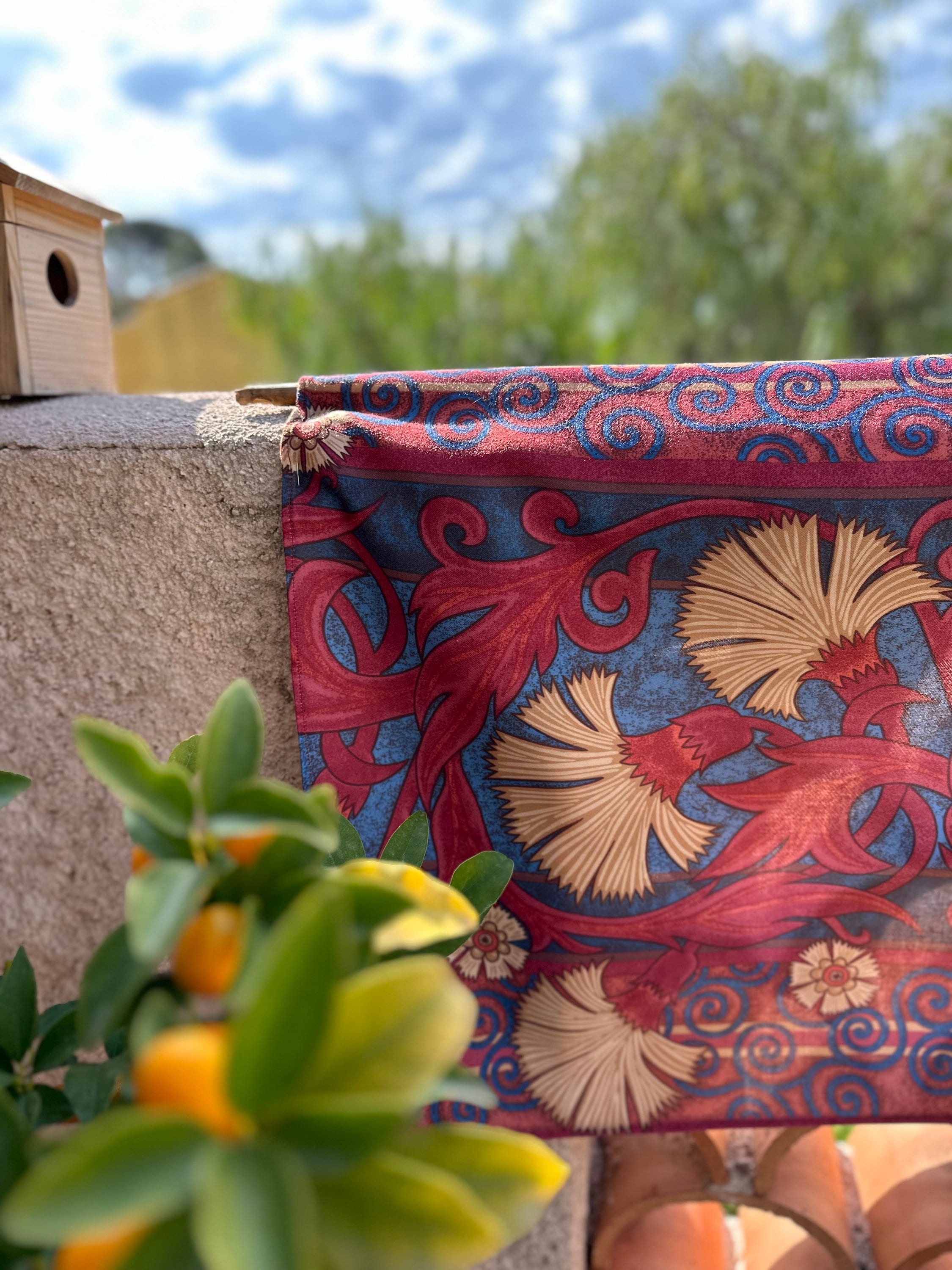 Tv Cover Oeillets 92x51 cm, Housse Tableau Fleurs, Tissu Fleurs, Cache Tele Fleurs, Fresque Oeillets, Art Mural