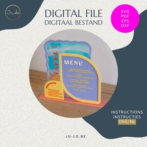 Op de afbeelding: Een digitaal bestandsontwerp met de tekst "DIGITAL FILE" en "DIGITAAL BESTAND". Het ontwerp bevat een menu met een lijst met voedsel, een tafellabel en een roze basis. Het ontwerp bevat ook de tekst "TAFEL!" en "MENU".