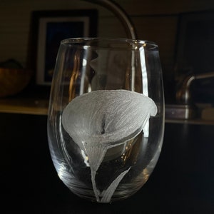 Sale: Calla Lily Engraved Wine Glass Stemless Etched Wine Glass. Personalized for Mom, Dad or Anniversary Hand-Made Glass Art Custom Gift image 4