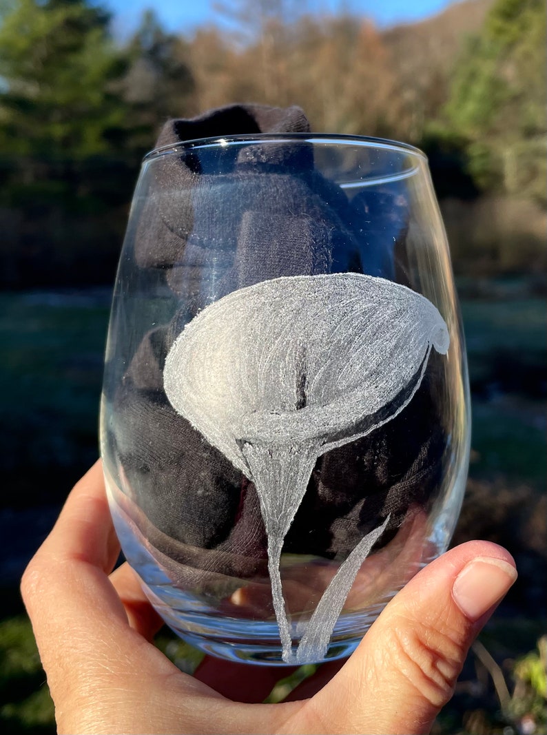 Sale: Calla Lily Engraved Wine Glass Stemless Etched Wine Glass. Personalized for Mom, Dad or Anniversary Hand-Made Glass Art Custom Gift image 3