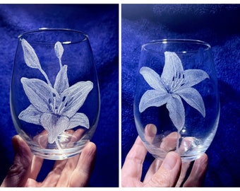 Set of 2 Lilies Etched Wine Glasses - One of a Kind Set! - Lily Flower Wine Glasses - Wine Glass Gift - Engraved Glass Art