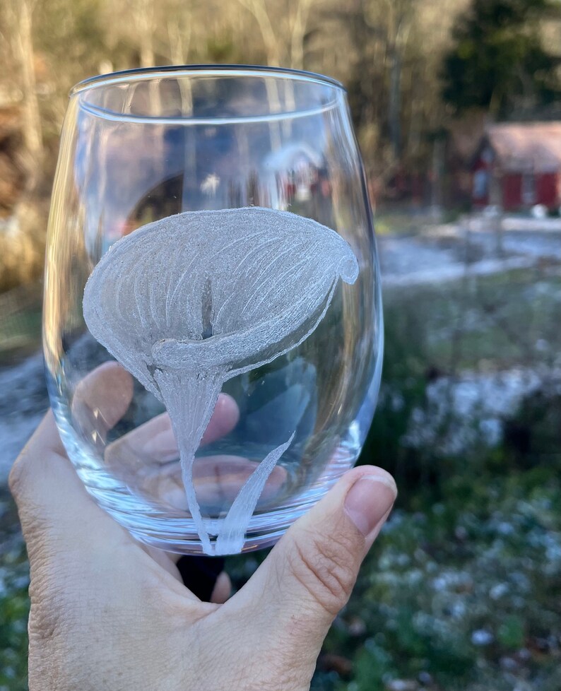 Sale: Calla Lily Engraved Wine Glass Stemless Etched Wine Glass. Personalized for Mom, Dad or Anniversary Hand-Made Glass Art Custom Gift image 2