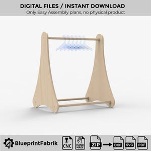 Könnte beinhalten: Ein Kleiderständer aus hellem Holz mit einem einfachen Design. Der Ständer hat eine horizontale Stange zum Aufhängen von Kleidung und eine Basis für Stabilität. Der Text "DIGITAL FILES / INSTANT DOWNLOAD" steht oben. Der Text "BlueprintFabrik" steht unten.