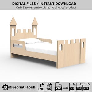 Könnte beinhalten: Ein hellfarbiger Holzbettenrahmen, der einem Schloss nachempfunden ist. Das Kopf- und Fußteil weisen burgähnliche Türme und Zinnen auf. Das Bett beinhaltet eine Matratze und wird als digitale Datei zum sofortigen Download angeboten. Der Text oben lautet "DIGITAL FILES / INSTANT DOWNLOAD".
