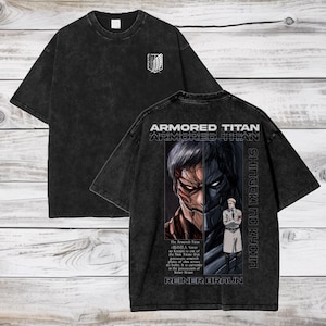 Könnte beinhalten: Schwarzes T-Shirt mit Used-Look und einem Aufdruck des gepanzerten Titans aus dem Anime Attack on Titan. Der Text "Shingeki no Kyojin" und "Reiner Braun" ist auf dem Shirt gedruckt.