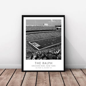 Può includere: Stampa in bianco e nero di uno stadio di football americano, pieno di spettatori. Il campo è segnato con le linee di yard e la parola "BILLS" nella end zone. La stampa è intitolata "THE RALPH" con luogo e coordinate.
