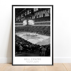 Puede incluir: Impresión enmarcada en blanco y negro del Bell Centre en Montreal, Quebec. La imagen muestra un partido de hockey en curso, con jugadores en la pista y una audiencia llena. El nombre del estadio y las coordenadas están impresos en la parte inferior.