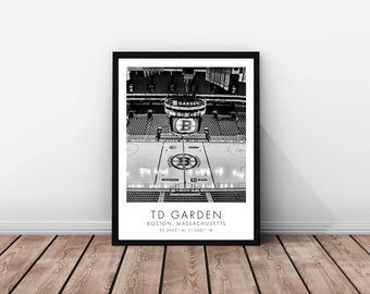 Puede incluir: Fotografía en blanco y negro del TD Garden en Boston, Massachusetts. La foto muestra la pista de hielo y el área de asientos. El marcador muestra "TD Garden".