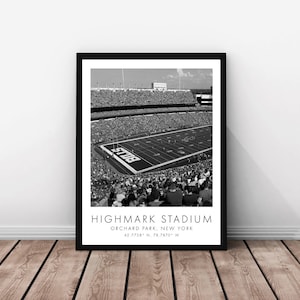 Può includere: Fotografia in bianco e nero di uno stadio pieno con un campo da calcio al centro. Il campo ha la scritta "Bills" in grandi lettere. Il testo sotto l'immagine dice "HIGHMARK STADIUM, ORCHARD PARK, NEW YORK, 42.7738° N, 78.7870° W."