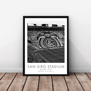Puede incluir: Fotografía en blanco y negro del estadio San Siro en Milán, Italia. El estadio está lleno de aficionados y una gran pancarta con el logotipo del Inter de Milán cuelga de las gradas. El texto "SAN SIRO STADIUM. MILAN, ITALY. 45.4781° N, 9.1240° E" está impreso debajo de la imagen.