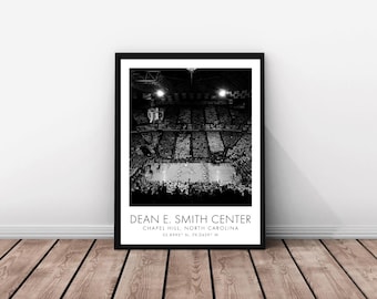 Puede incluir: Fotografía en blanco y negro de un estadio de baloncesto lleno, el Dean E. Smith Center en Chapel Hill, Carolina del Norte. La foto muestra la cancha desde arriba, con la multitud llenando las gradas.