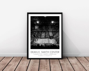 Puede incluir: Fotografía en blanco y negro de un estadio de baloncesto lleno, el Dean E. Smith Center en Chapel Hill, Carolina del Norte. La foto muestra la cancha desde arriba, con la multitud llenando las gradas.