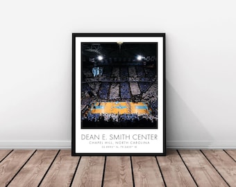 Puede incluir: Una fotografía en blanco y negro de un estadio de baloncesto lleno, el Dean E. Smith Center en Chapel Hill, Carolina del Norte. La cancha es visible en el centro de la foto, con las palabras "Dean E. Smith Center" y "Chapel Hill, North Carolina" impresas debajo de la imagen.