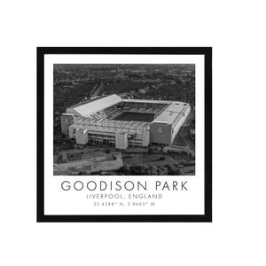 Puede incluir: Impresión enmarcada en blanco y negro del estadio Goodison Park en Liverpool, Inglaterra. La vista aérea muestra la arquitectura del estadio y el paisaje urbano circundante. El texto en la parte inferior dice "Goodison Park, Liverpool, England" con coordenadas.