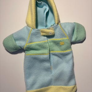 Puede incluir: Juego de tres tazas de cerámica con acabado mate moteado. Las tazas son de color crema, gris claro y gris oscuro. Cada taza tiene un diseño simple y minimalista, ideal para café o té.